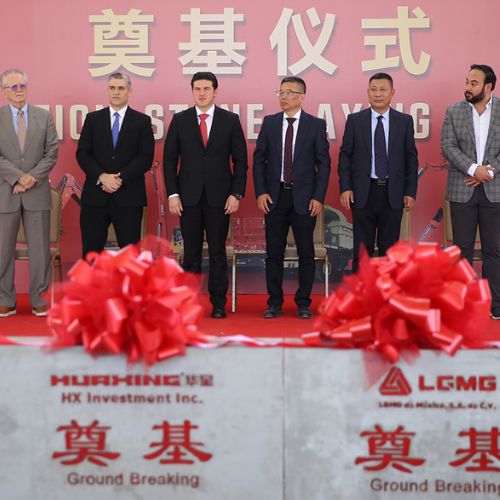 Directivos de LGMG y representantes gubernamentales durante colocación de primera piedra.