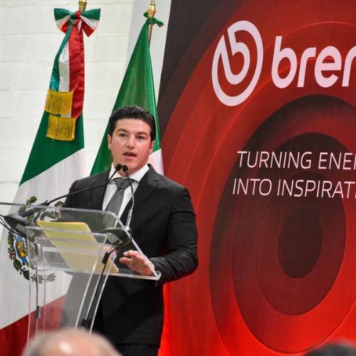 Directivos de Brembo y representantes gubernamentales durante el anuncio de inversión.