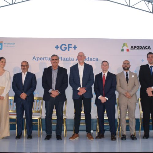 Directivos de la compañía y representantes gubernamentales durante la inauguración oficial de la planta en Apodaca.