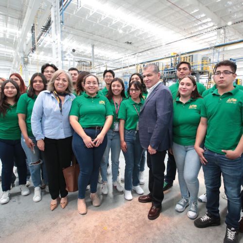 El gobernador Miguel Ángel Riquelme Solís visitó la planta instalada en Derramadero.