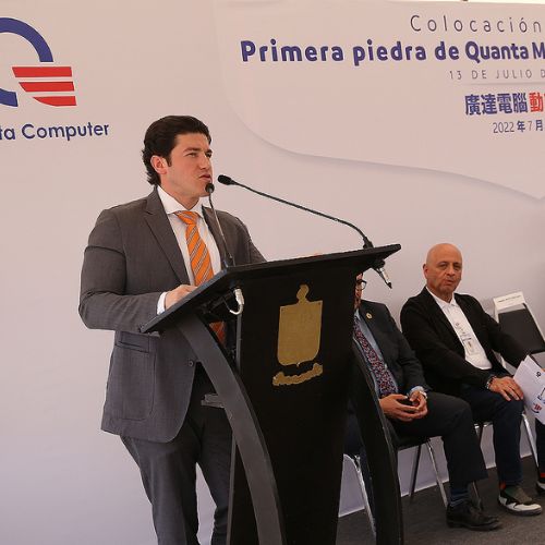 Directivos de la empresa y representantes gubernamentales en la colocación de la primera piedra de Quanta Computer.