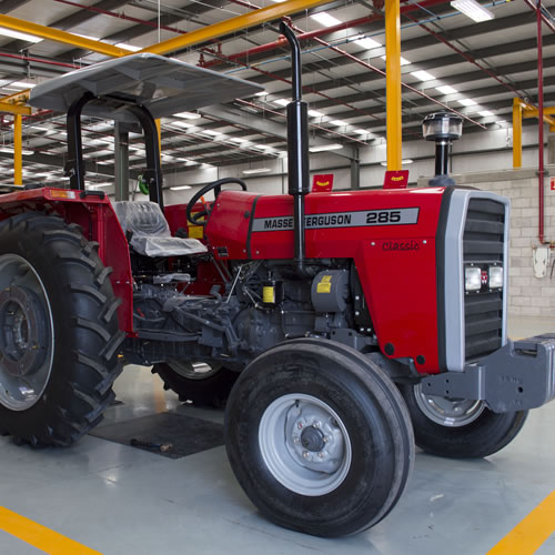 Directivos de la empresa durante la inauguración de AGCO.