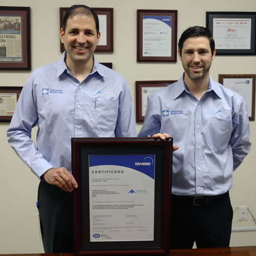 Alfonso y Eugenio Aldape, gerente de proyectos estratégicos y gerente comercial, muestran el certificado de calidad.