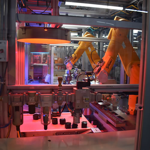 El uso de robots para los procesos de manufactura es una actividad cada vez más difundida en la industria.