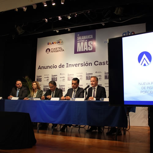 Directivos de la empresa Castel-Argenta y representantes gubernamentales durante el anuncio de inversión.