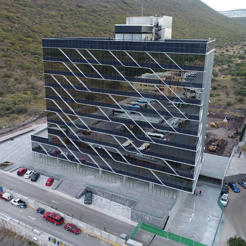 A la inauguración asistieron Ildefonso Guajardo Villarreal, Secretario de Economía, y Francisco Domínguez Servién, gobernador de Querétaro.