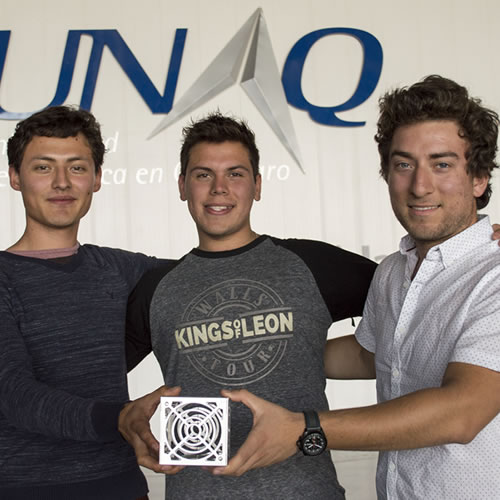 Enrique Soto, Alejandro Velázquez y Gianfranco Mangiacasale, estudiantes de ingeniería de la UNAQ que participaron en el proyecto “Misión ThumbSat”