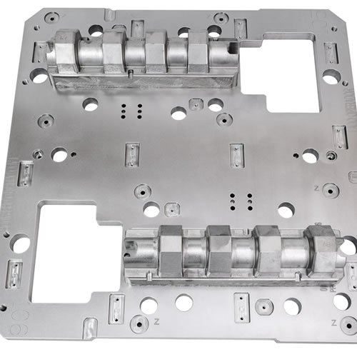 GEMAK posee 34 tornos CNC, 30 centros de maquinados CNC; seis máquinas convencionales; cuatro máquinas EDM y equipo de medición de coordenadas.