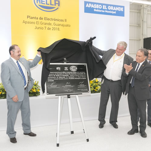 Cortan el tradicional listón por inauguración de Hella México.