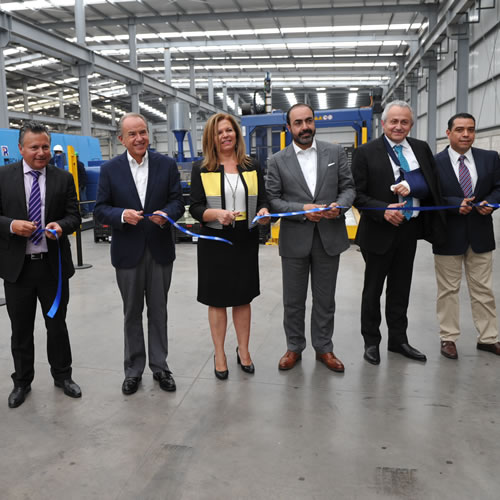Directivos de la empresa y representantes gubernamentales durante la inauguración de Lasser Technology.