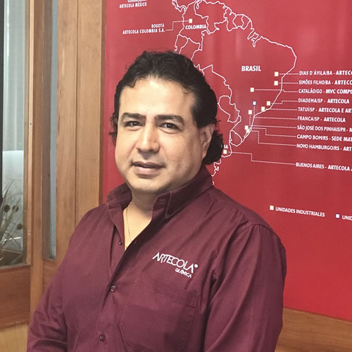 Luis Guerrero, jefe de compras de Artecola, empresa que cuenta con dos plantas, una donde elabora laminados y otra en donde produce adhesivos.