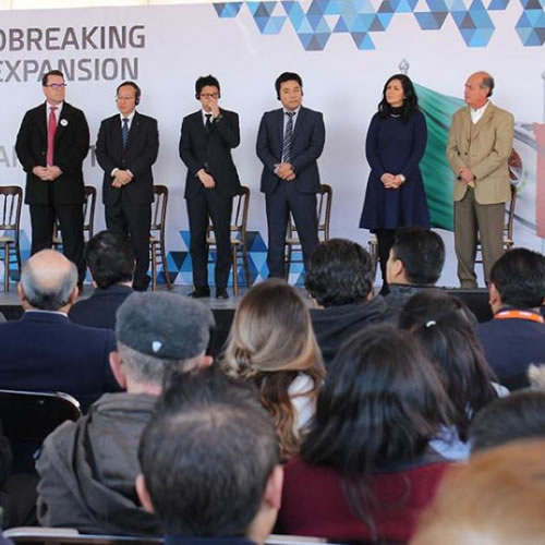 Directivos de la empresa y el gobierno presentes durante la colocación de la primera piedra.