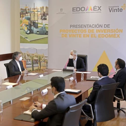 Directivos de Vinte y representantes gubernamentales durante el anuncio de inversión de la compañía inmobiliaria.