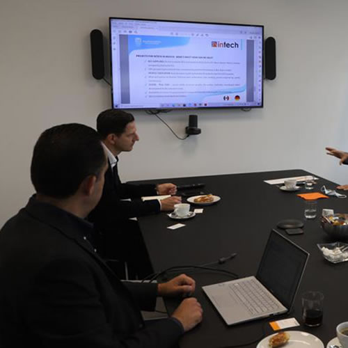 Directivos de la empresa se reúnen con representantes gubernamentales de Aguascalientes.