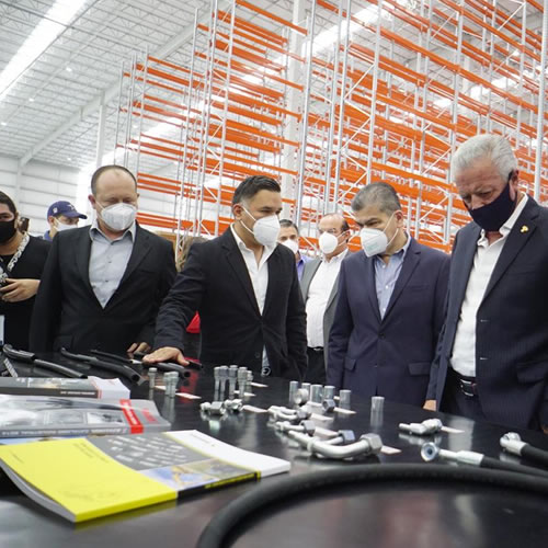 Directivos de la empresa y representantes gubernamentales durante la inauguración de la planta en Torreón, Coahuila.