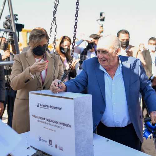 Autoridades estatales, municipales y directivos de American Industries participaron en la colocación de la primera piedra para la construcción del Parque Industrial Independencia II.