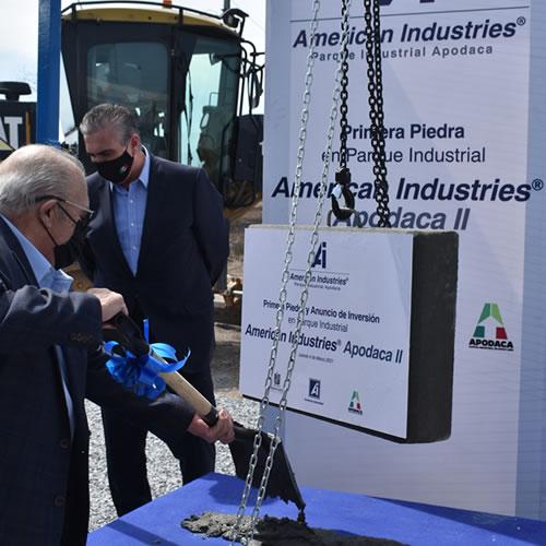 Directivos de la empresa y autoridades estatales participaron en la colocación de la primera piedra para el nuevo parque industrial.