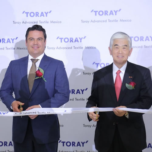 Gobernador y empresarios de Toray Advanced Textile inauguraron la nueva planta en Jalisco con el tradicional corte de listón.