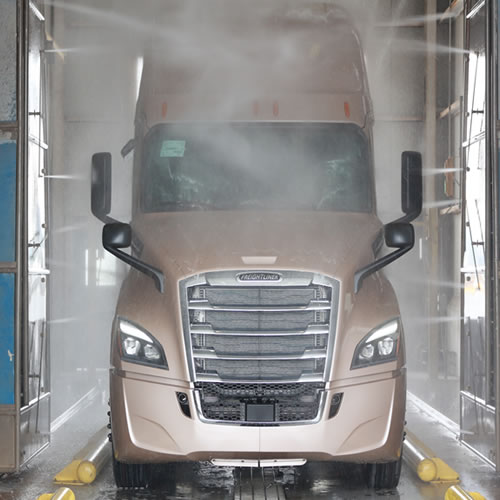 Daimler Trucks fabrica vehículos pesados en sus plantas de Saltillo, en Coahuila y Santiago, en el Estado de México.