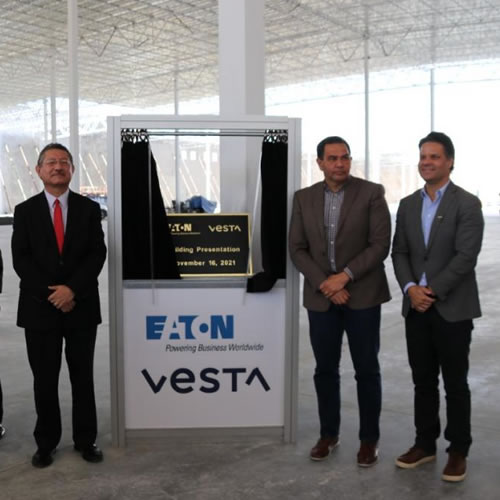 Autoridades del estado y directivos de las empresas develaron la placa conmemorativa de la inauguración de la planta.