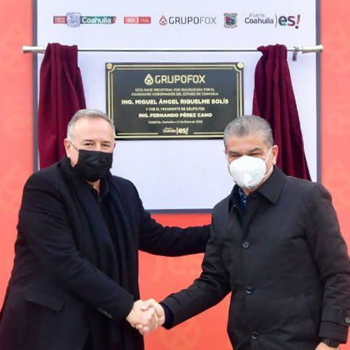 El gobernador, acompañado de Fernando Pérez Cano, presidente de Grupo FOX, y Fernando Reed, director general del Grupo FOX, durante la develación de la placa.