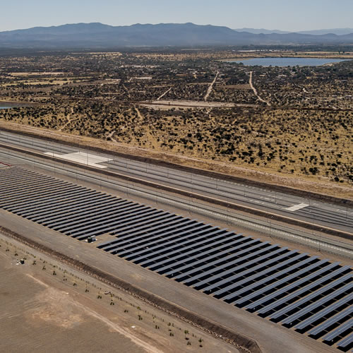 La planta de BMW Group en San Luis Potosí cuenta con 71,000 m² de paneles solares que proporcionan el 13% de la energía que requiere el complejo.