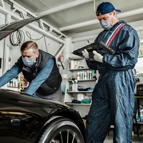 Los técnicos y mecánicos automotrices necesitan dispositivos robustos en los que puedan confiar para diagnosticar problemas, cargar datos y comunicarse con los clientes, y necesitan hacerlo desde el área de producción del taller.