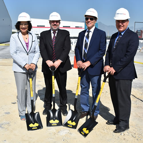 Directivos de la compañía asistieron a la primera piedra de la segunda nave.