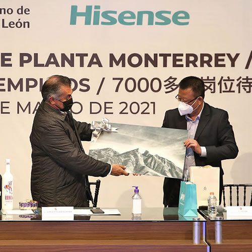 El gobernador de Nuevo León Jaime Rodríguez Calderón (izq.) le obsequió un cuadro a Yue Ma, director de Gestión de la Propiedad Grupo Hisense.
