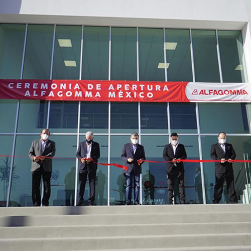 Directivos de la empresa y representantes gubernamentales durante la inauguración de la planta en Torreón, Coahuila.
