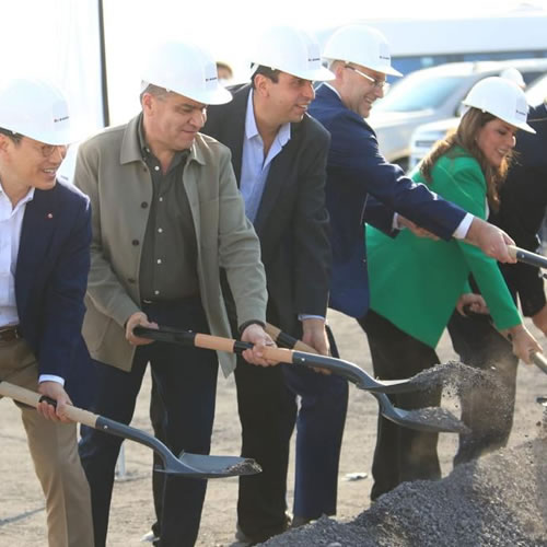 En el evento de la colocación de la primera piedra de la nueva planta, asistieron los directivos de LG-Magna: Joao Wan Cho, WS Cheong y San Cho, además de Jeff Morrison, alto funcionario de General Motors.