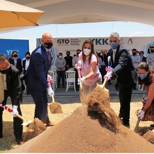 Directivos de YKK México y representantes gubernamentales colocan la primera piedra de lo que será una planta fotovoltaica.