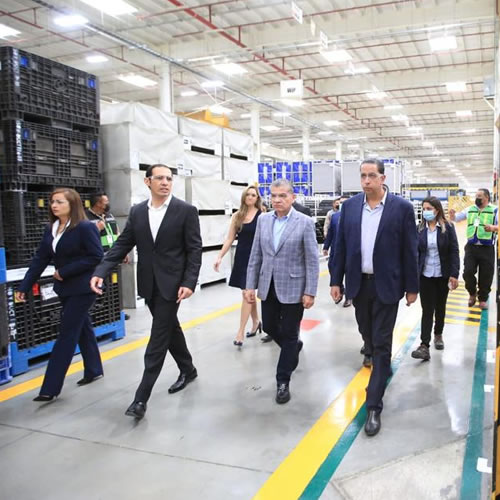 Representantes gubernamentales y directivos de ABC Technologies, realizan recorrido por la planta en Ramos Aripze.