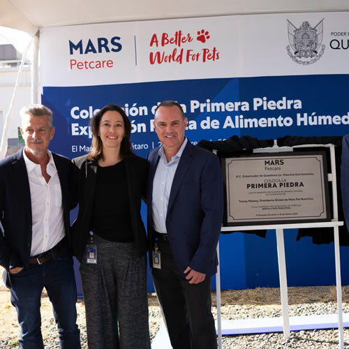 Develación de la placa de  la ampliación de la Planta de Alimento Húmedo para Mascotas de Mars Petcare México.