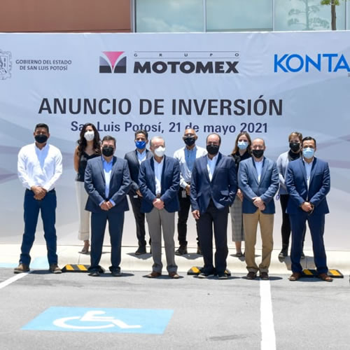 Directivos de Motomex y representantes gubernamentales durante el anuncio de inversión.