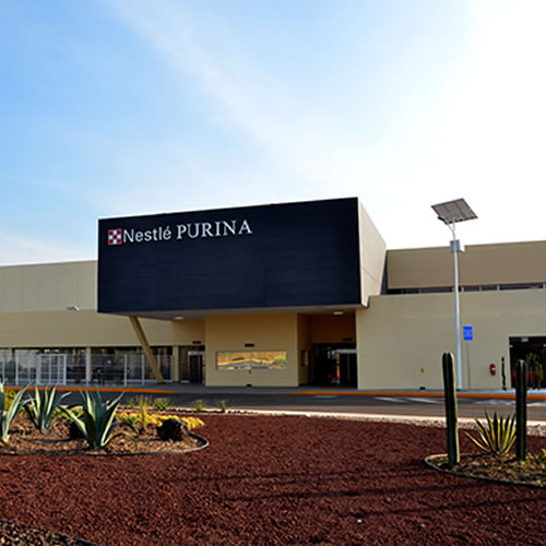 La inversión anunciada por Nestlé en octubre de 2020, significa más de 200 empleos directos y más de 1 mil 700 indirectos para la planta Nestlé Purina en Guanajuato Puerto Interior.