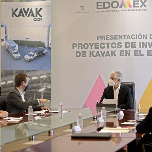 Directivos de KAVAK y representantes gubernamentales durante la reunión de inversión.