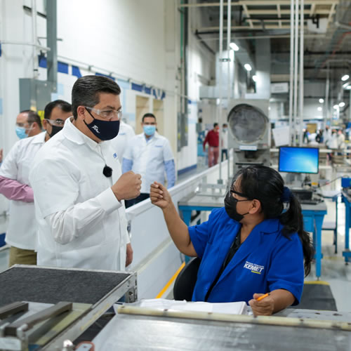 El gobernador de Tamaulipas visitó la planta de KEMET Victoria.