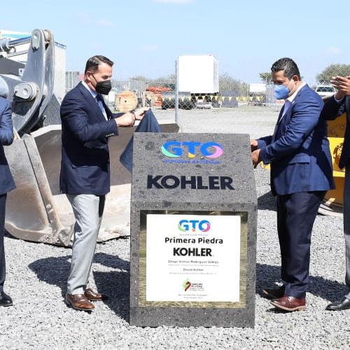 Directivos de Kohler y representantes gubernamentales colocan la primera piedra de la nueva planta en Guanajuato.