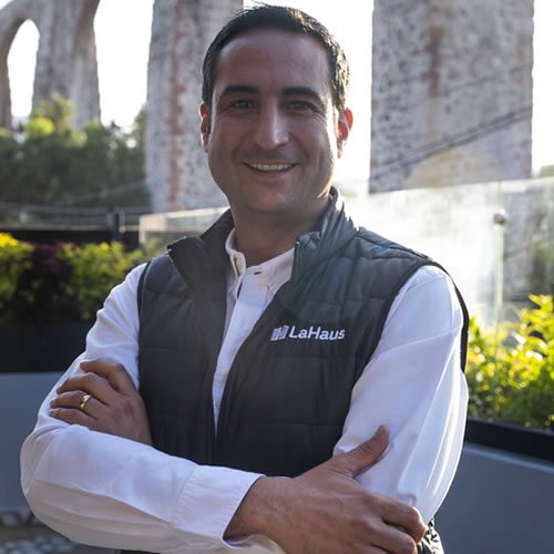 El mexicano Rodrigo Sánchez Ríos inició el negocio en compañía del colombiano Jerónimo Uribe, quienes arrancaron con Jaguar Capital, un fondo de inversión inmobiliario.