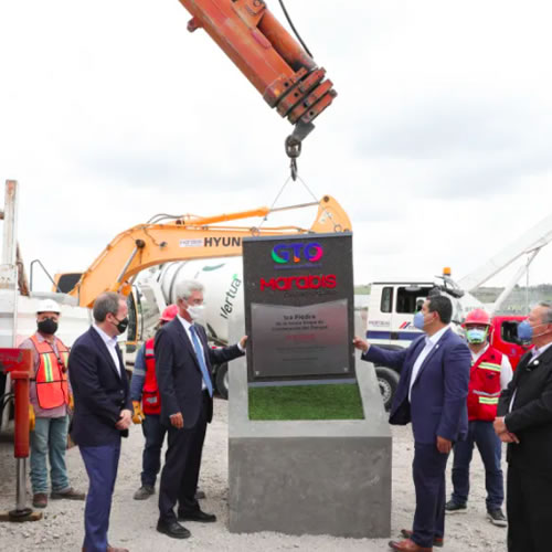 Directivos del parque industrial y representantes gubernamentales.