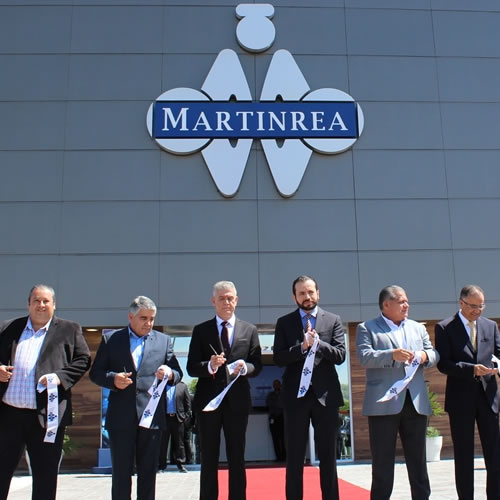 Directivos de la empresa y representantes gubernamentales asisten a la inauguración de la ampliación de Martinrea.