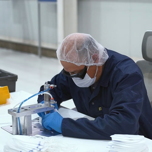 El personal de General Motors fabrica las mascarillas dentro del complejo de manufactura que se ubica en Toluca, Estado de México.