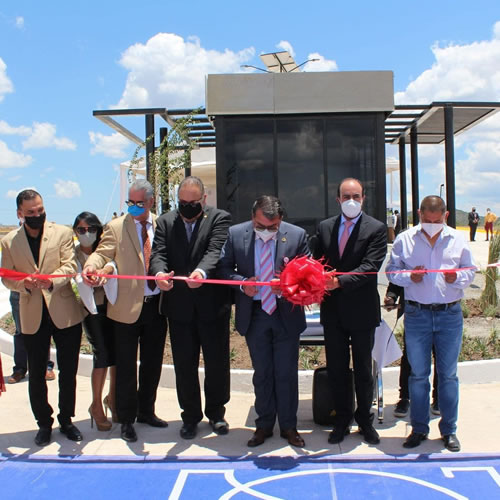 Directivos del desarrollo y representantes gubernamentales durante la inauguración del parque industrial en SLP.