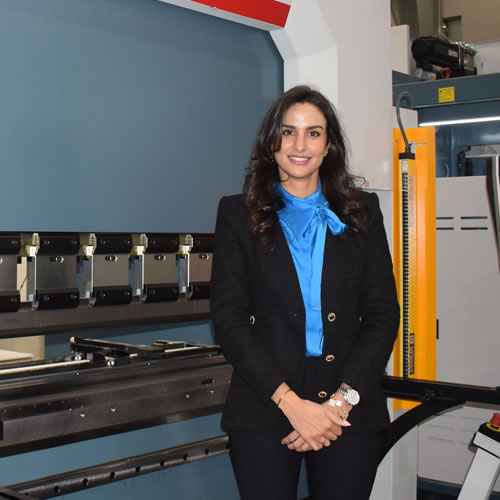 Lara Soto, directora general de DISMA posa frente a una de sus máquinas más innovadoras.