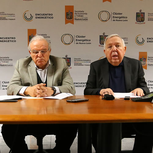 El Secretario de Economía Fernando Turner (centro ), con integrantes de la Secretaría de Economía y del Clúster Energético.