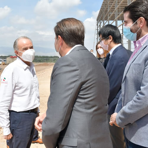En la instalación de la primera piedra para la nueva planta estuvieron presentes autoridades estatales y directivos de la empresa.
