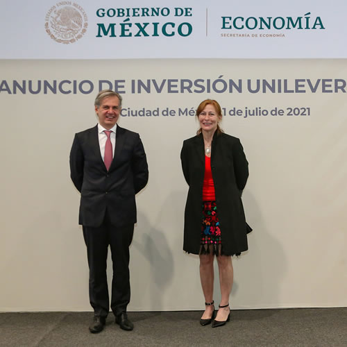 Reginaldo Ecclissato, presidente de Unilever México y Norte de Latinoamérica y la secretaria de Economía de México, Tatiana Clouthier.