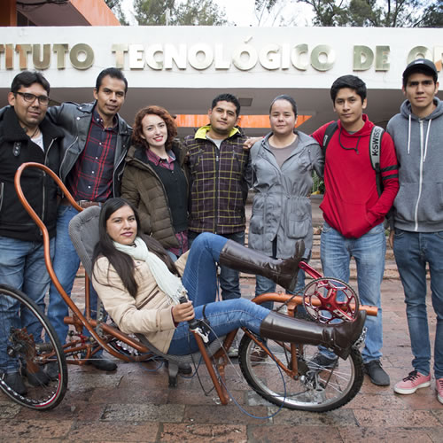 Estudiantes de la ITQ posan con su creación.