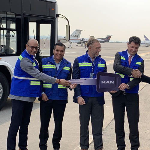 MAN & Truck hizo entrega de dos aerocares al AIQ, con lo que buscan brindar mejores de transportación para los usuarios.